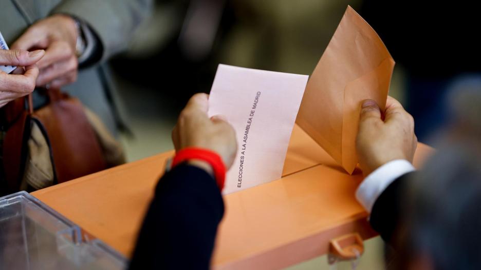 Una votante ejerce su derecho al voto en un colegio electoral , este domingo. EFE/ Rodrigo Jiménez