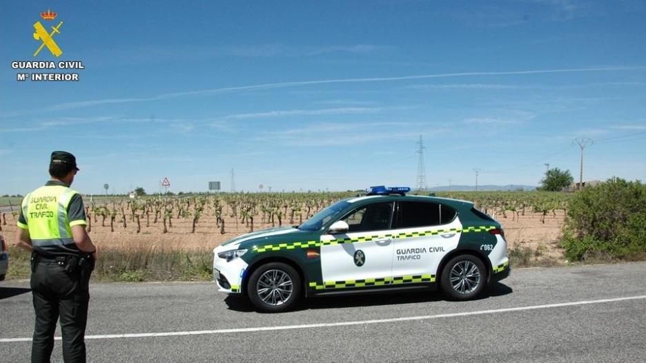 Imagen de un coche de la Guardia Civil en un control de carretera