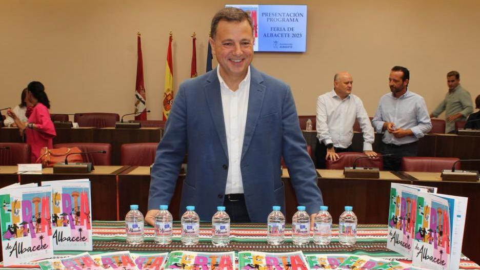 El alcalde de Albacete, Manuel Serrano, presenta el programa de la Feria 2023