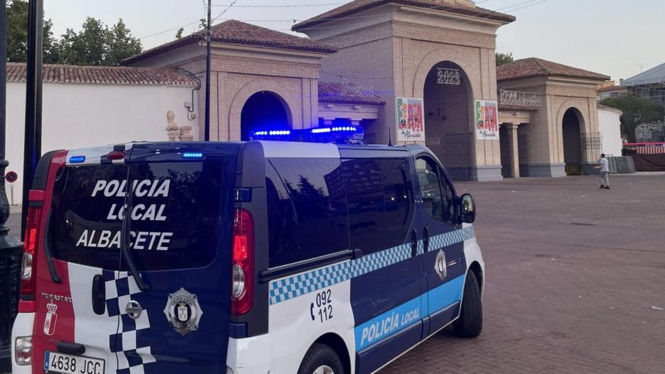 Furgón de la Policía Local de Albacete estacionado frente al recinto ferial