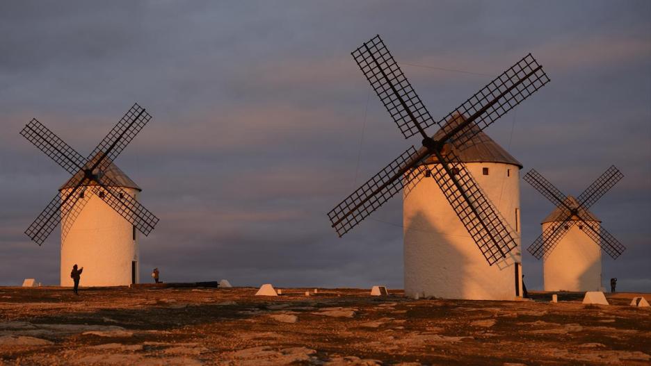 Molinos de viento en la Sierra de los Molinos, a 7 de marzo de 2023, en Campo de Criptana, Ciudad Real, Castilla La-Mancha (España). Campo de Criptana ya exhibe los avances de su nuevo plan de sostenibilidad turística, que incluye más de 30 acciones puntuales y que busca mejorar y alargar la experiencia del visitante. Se trata de una propuesta que incluye mejoras desde la rehabilitación de espacios hasta los avances en movilidad e incluso nuevos hitos culturales. Su objetivo es renovar el patrimonio criptanense y los recursos turísticos para conseguir "generar sinergias positivas con la economía local" a largo plazo.
27 MARZO 2023;CAMPO DE CRIPTANA;CASTILLA LA MANCHA;PATRIMONIO;OFERTA TURÍSTICA
Rey Sotolongo / Europa Press
(Foto de ARCHIVO)
07/3/2023