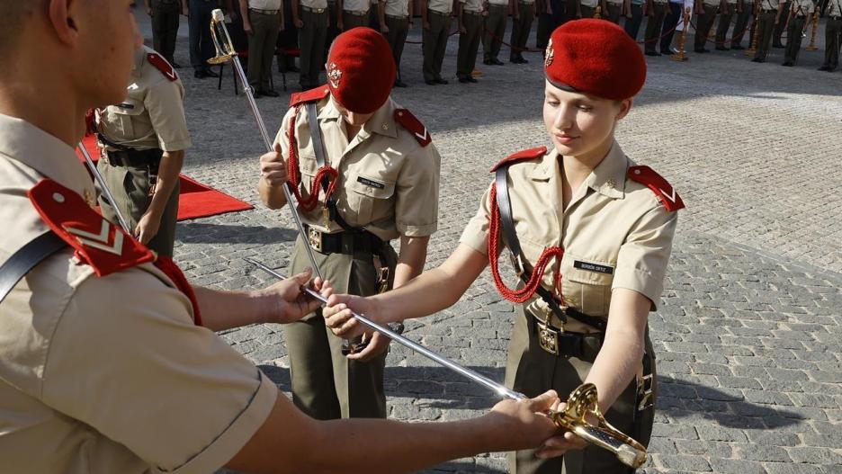 La Princesa Leonor recibe el sable que la acredita como dama cadete en un acto en la Academia General Militar de Zaragoza CASA S. M. EL REY 19/9/2023