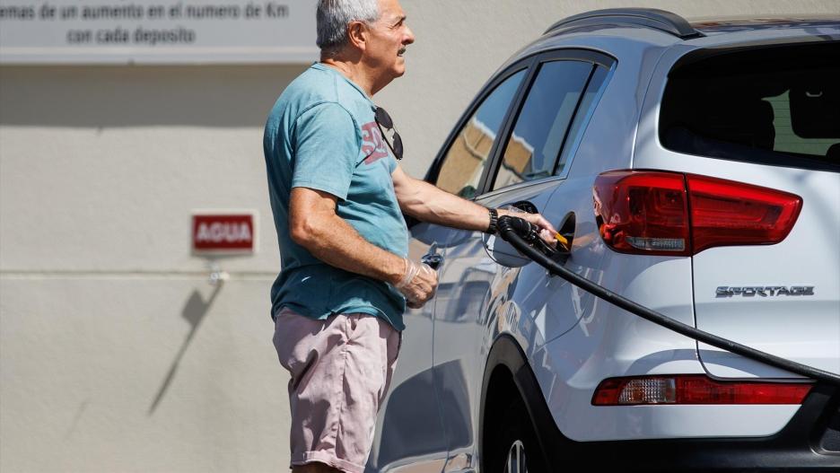 Un hombre echa carburante a su vehículo en una estación de servicio, a 1 de septiembre de 2023, en Madrid (España). El precio medio de los carburantes ha encadenado su octava semana consecutiva de subidas, con lo que acumulan un encarecimiento de hasta el 12%, y harán vivir una de las operaciones retorno de las vueltas de las vacaciones de verano más caras de la historia. En concreto, la gasolina se ha encarecido esta semana un 0,65% con respecto a hace siete días, para situarse en los 1,721 euros por litro, su valor máximo en lo que va de 2023 y el más alto desde finales de noviembre.
01 SEPTIEMBRE 2023;CARBURANTES;GASOLINERAS;12%;RETORNO;VERANO;VACACIONES;SUBIDA
Alejandro Martínez Vélez / Europa Press
01/9/2023