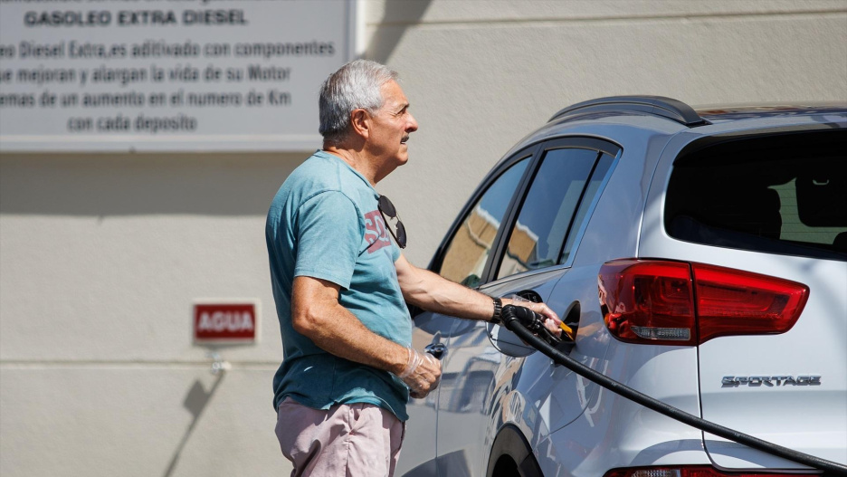 Un hombre echa carburante a su vehículo en una estación de servicio, a 1 de septiembre de 2023, en Madrid (España). El precio medio de los carburantes ha encadenado su octava semana consecutiva de subidas, con lo que acumulan un encarecimiento de hasta el 12%, y harán vivir una de las operaciones retorno de las vueltas de las vacaciones de verano más caras de la historia. En concreto, la gasolina se ha encarecido esta semana un 0,65% con respecto a hace siete días, para situarse en los 1,721 euros por litro, su valor máximo en lo que va de 2023 y el más alto desde finales de noviembre.
01 SEPTIEMBRE 2023;CARBURANTES;GASOLINERAS;12%;RETORNO;VERANO;VACACIONES;SUBIDA
Alejandro Martínez Vélez / Europa Press
01/9/2023