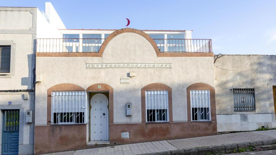 BADAJOZ, 15/11/2023.- Imagen de la mezquita de Badajoz. La Policía Nacional ha detenido al imán de Badajoz, Adel Najjar, dentro de una operación policial por delitos relacionados con el yihadismo en la que se han producido seis arrestos y dos registros en la capital pacense. El imán de Badajoz y presidente del Consejo Consultivo de la Unión de Comunidades Islámicas de España (UCIDE), Adel Najjar, siempre ha abogado por la fraternidad entre religiones y se ha mostrado reivindicativo con los derechos del pueblo palestino. EFE/ Jero Morales