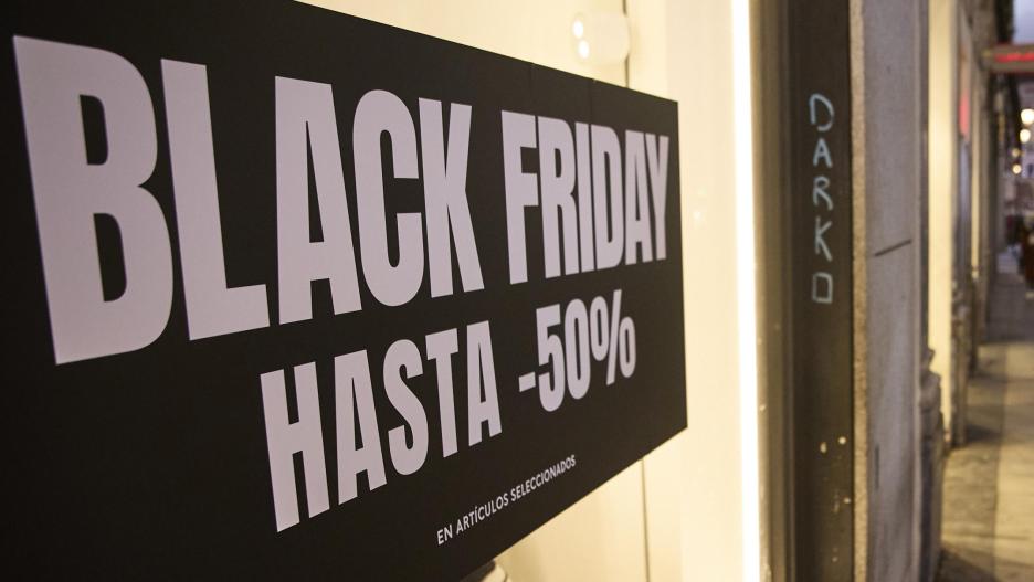 Un cartel anuncia los descuentos del Black Friday en un comercio, a 23 de noviembre de 2022, en Madrid (España). Con la llegada del Black Friday, el 42% de los consumidores ha planificado anticipar sus compras navideñas, pero la inestabilidad de la situación económica y la incertidumbre está conduciendo también a muchos usuarios a esperar posibles ofertas de última hora, que serán "más agresivas", sin embargo el 85% de los consumidores cree que la gran mayoría de comercios lanza falsos descuentos durante el Black Friday.
Jesús Hellín / Europa Press
(Foto de ARCHIVO)
23/11/2022