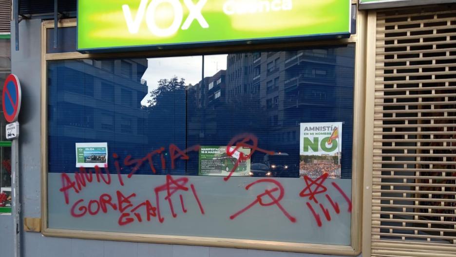 Aparecen pintadas a favor de la amnistía en la sede de Vox en Cuenca.