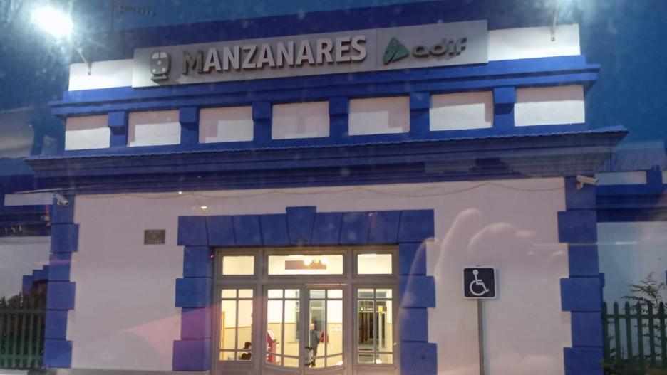 El servicio de tren también recoge viajeros en la estación de Manzanares.