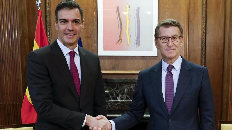 MADRID, 22/12/2023.- El presidente del Gobierno, Pedro Sánchez (i) y el líder del PP, Alberto Núñez Feijóo (d) durante su encuentro este viernes en el Congreso de los Diputados en Madrid. EFE/ Chema Moya