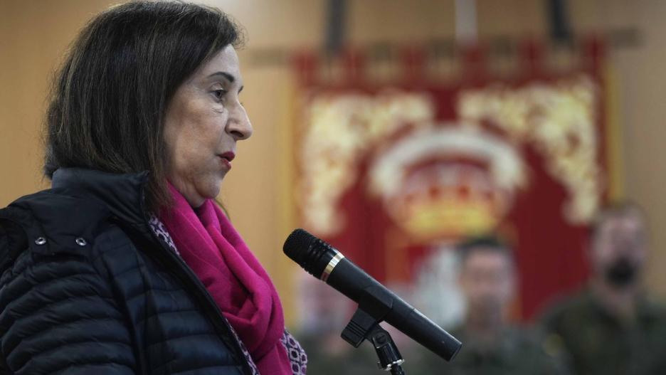 CÓRDOBA, 04/01/2024.- La ministra de Defensa, Margarita Robles, durante su visita a la base de Cerro Muriano, donde participó en el homenaje a los dos soldados fallecidos el pasado día 21 de diciembre durante unas maniobras.EFE/ Rafa Alcaide
