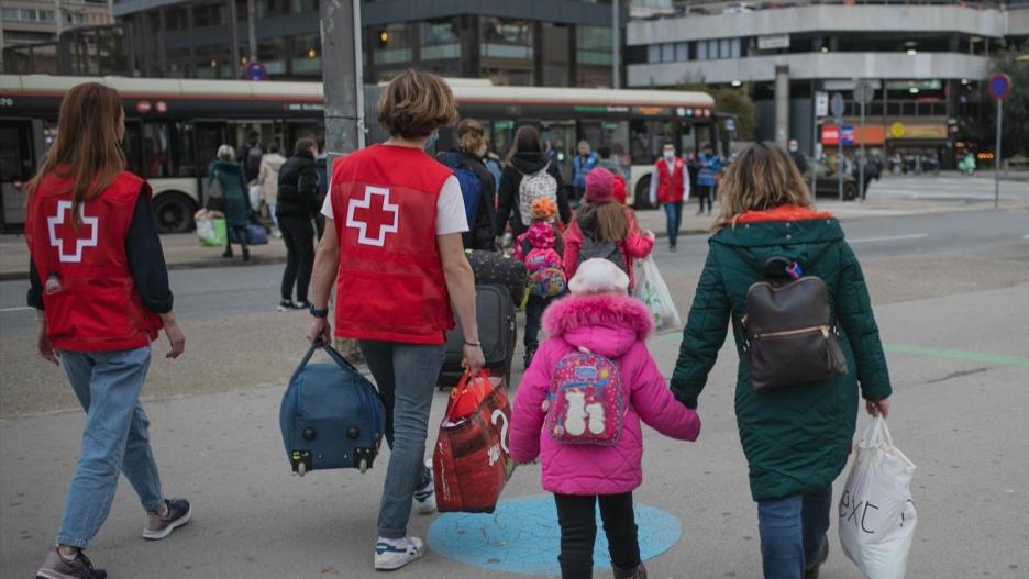 Cruz Roja atiende a refugiados ucranianos.