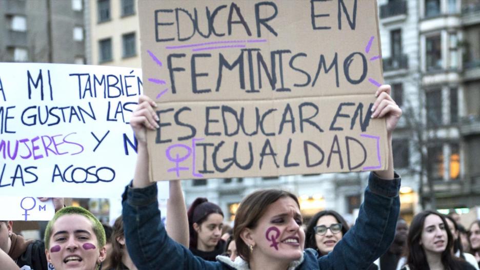 Miles de mujeres protestan con carteles durante la manifestación convocada por 8M de 2023.