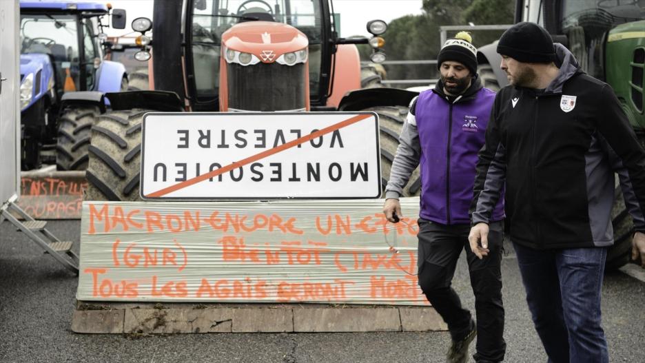Los agricultores franceses amenazan con cortar el acceso a París este lunes.