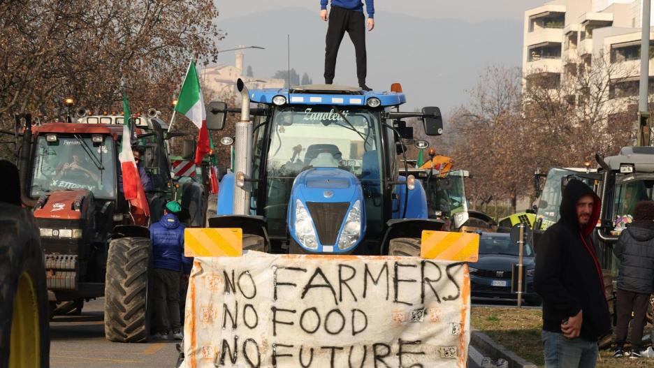 Brescia (Italy), 31/01/2024.- Farmers protest with tractors near a motorway exit in Brescia, Italy, 31 January 2024. Italian farmers have been protesting against what they say are harmful European agricultural policies, echoing high-profile demonstrations in other parts of Europe, including Germany, Belgium and France. (Protestas, Bélgica, Francia, Alemania, Italia) EFE/EPA/Filippo Venezia