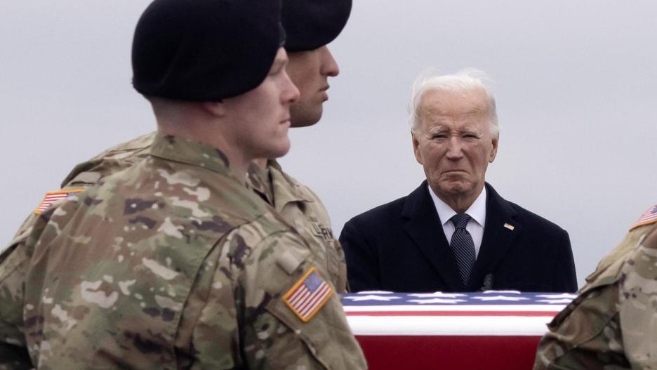 El presidente estadounidense, Joe Biden, recibe los cuerpos de los tres militares fallecidos en Jordania durante un ataque de milicias proiraníes.