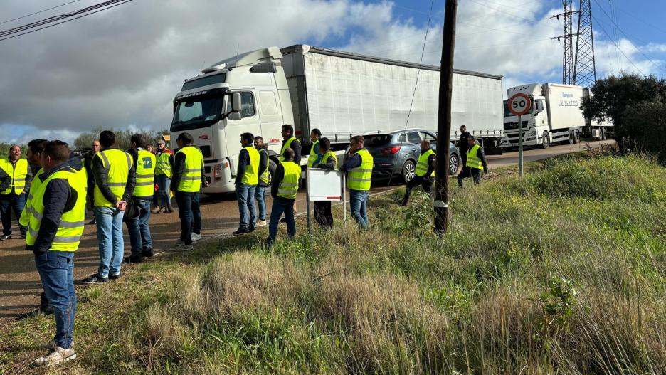 Cortes de carreteras en Mérida por parte de agricultores y transportistas
EUROPA PRESS
12/2/2024