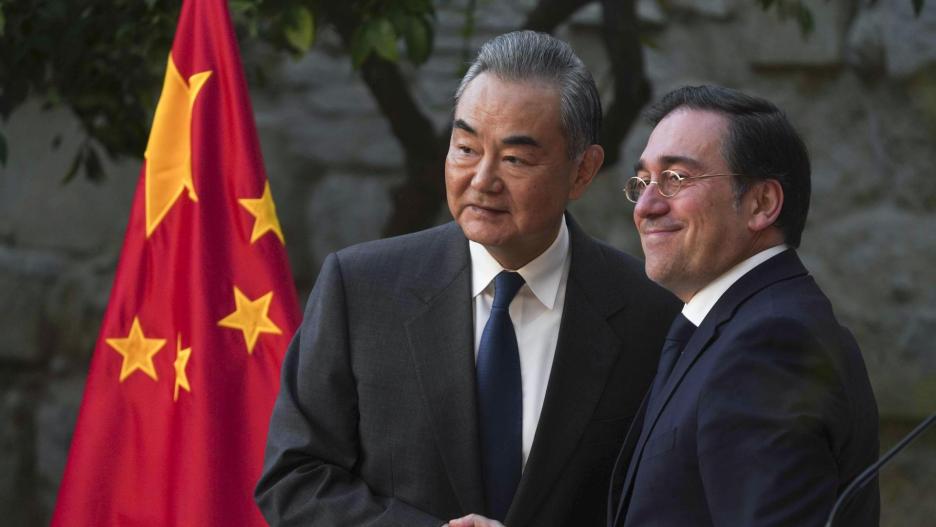 El ministro de Asuntos Exteriores, Unión Europea y Cooperación, José Manuel Albares (d), y el ministro de Asuntos Exteriores de la República Popular China, Wang Yi (i).