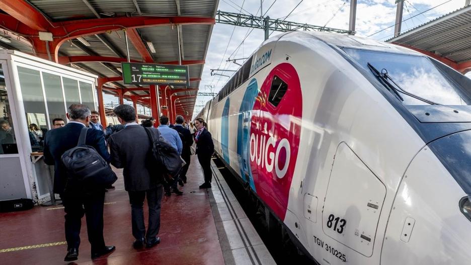Un tren en el andén durante la inauguración de la línea de Ouigo entre Madrid, Albacete y Alicante, en la Estación de Madrid-Chamartín-Clara Campoamor, a 27 de abril de 2023, en Madrid (España). La operadora francesa de bajo coste Ouigo estrena la línea que une Madrid con Albacete y Alicante, una ruta que ya tiene también Renfe, con el AVE y su "low cost" Avlo, y a la que el próximo 2 de junio se incorporará Iryo, de la italiana Trenitalia. Con dos frecuencias diarias Ouigo calcula que cada semana usarán este servicio con Albacete y Alicante unas 28.000 personas en trenes con 509 plazas repartidas en dos alturas en unidad simple y con 1.018 en unidad múltiple.
27 ABRIL 2023;TRENES;ALTA VELOCIDAD
Alberto Ortega / Europa Press
(Foto de ARCHIVO)
27/4/2023