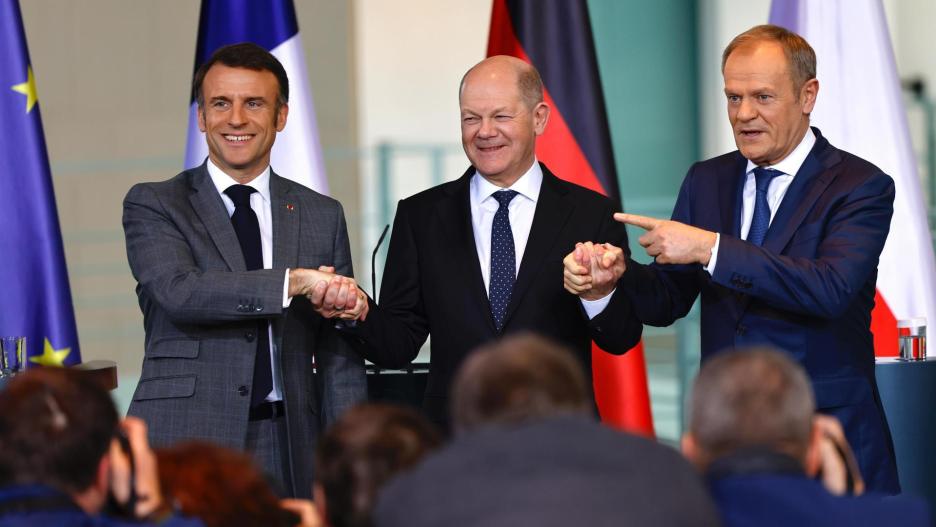 Berlín (Alemania), 15/03/2024.- El presidente francés Emmanuel Macron (i), el canciller alemán Olaf Scholz (c) y el primer ministro polaco Donald Tusk, se estrechan las manos después de una conferencia de prensa en la Cancillería de Berlín, Alemania, este viernes. Los líderes del 'Triángulo de Weimar' (Francia, Alemania y Polonia) se reúnen para discutir la ayuda a Ucrania. EFE/HANNIBAL HANSCHKE