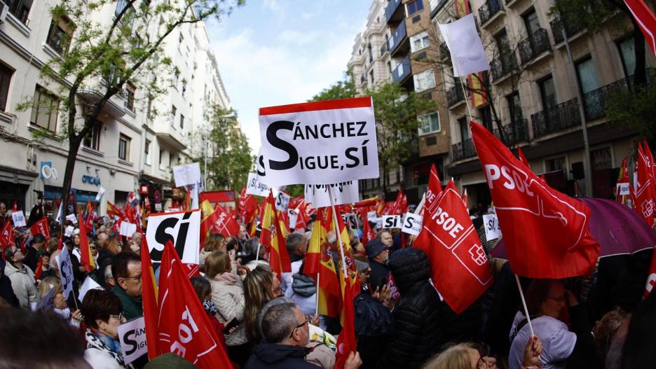 Militantes de las agrupaciones socialistas de toda España han comenzado a llegar desde primera hora de la mañana a las inmediaciones de la sede del PSOE.