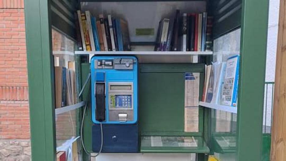 Un pueblo de Toledo convierte su antigua cabina de teléfono en un intercambiador de libros