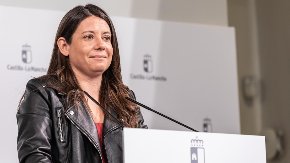 Toledo, 30 de abril de 2024.- La consejera de Bienestar Social, Bárbara García Torijano, y el consejero de Educación, Cultura y Deportes, Amador Pastor, informan en rueda de prensa, de acuerdos del Consejo de Gobierno relacionados con sus departamentos, en el Palacio de Fuensalida. (Fotos: D. Esteban González // JCCM)