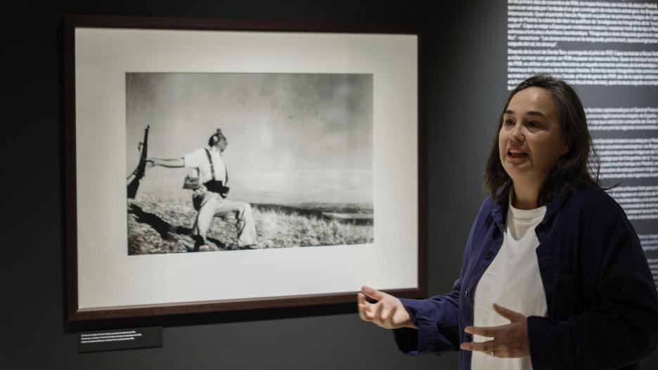 -FOTODELDIA- VALENCIA, 12/06/2024.- Fotografía de archivo fechada en Valencia el 31 de marzo de 2023 de la presidenta de la agencia Magnum Photos, Cristina de Middel, junto a la mítica foto "Muerte de un miliciano" de Robert Capa. La agencia internacional Magnum Photos, fundada en 1947 por los padres de la fotografía documental, Robert Capa, Henri Cartier-Bresson, David Seymour y George Rodger, ha sido galardonada este miércoles con el Premio Princesa de Asturias de la Concordia 2024.  EFE/ Biel Aliño