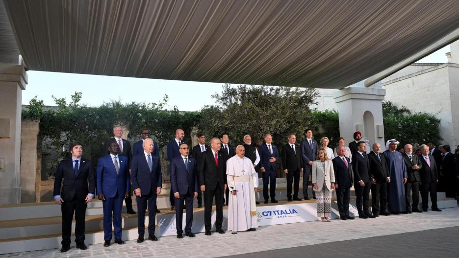 Brindisi (Italy), 14/06/2024.- Pope Francis (C-L) and pose Italy's Prime Minister Giorgia Meloni (C-R) for a group photo with G7 heads of states and heads of delegation of outreach countries during the second day of the G7 Summit in Borgo Egnazia, Italy, 14 June 2024. The 50th G7 summit brings together the Group of Seven member states leaders in Borgo Egnazia resort in southern Italy from 13 to 15 June 2024. (Papa, Italia) EFE/EPA/ETTORE FERRARI