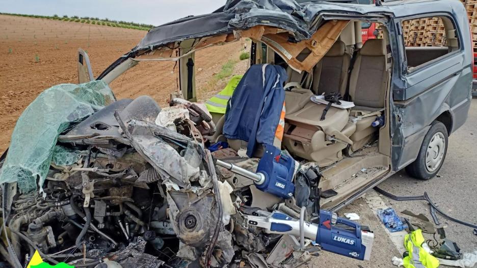 Un fallecido y dos heridos al colisionar un camión y una furgoneta en Puerto Lápice (Ciudad Real)