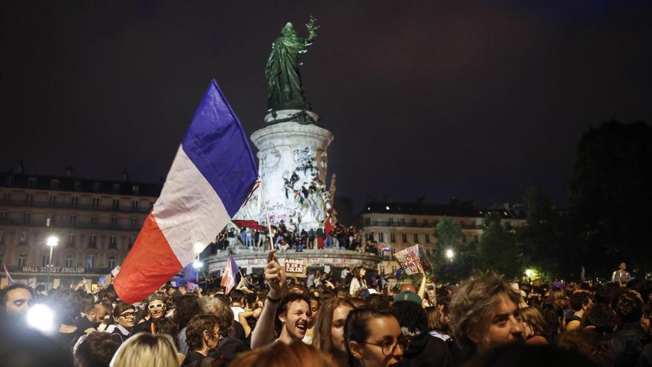 Paris (France), 07/07/2024.- People react after the second round of the French legislative elections results at Place de la Republique in Paris, France, 07 July 2024. France voted in the second round of the legislative elections on 07 July. According to the first official results, the left-wing New Popular Front (Nouveau Front populaire, NFP) was ahead of President Macron's party and Le Pen's far-right National Rally (RN). (Elecciones, Francia) EFE/EPA/YOAN VALAT