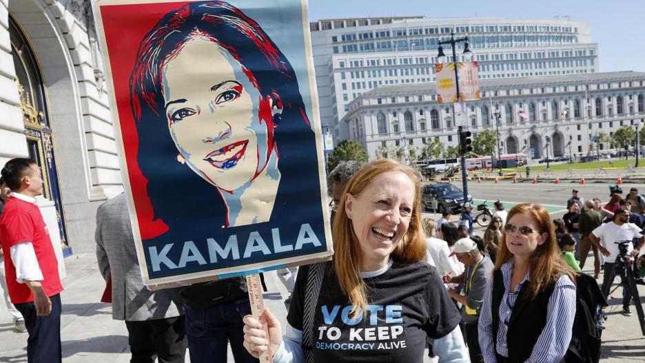 San Francisco (United States), 22/07/2024.- A member of the San Francisco Democratic Committe holds up an image of the Vice-President Kamala Harris in support for her nomination for president during a rally in support of Kamala Harris for President in front of San Francisco City Hall, in San Francisco, California, USA, 22 July 2024. Chiu started 'Asians For Kamala' when Harris started in politics in San Francisco. US President Joe Biden announced on 21 July he would not seek re-election and endorsed Vice President Harris to be the Democratic Party's new nominee for the US elections in November 2024. (Elecciones) EFE/EPA/JOHN G. MABANGLO