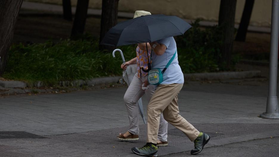 Dos personas se protegen de la lluvia con un paraguas, a 8 de junio de 2024, en Madrid (España). La llegada de una Depresión Aislada en Niveles Altos (DANA) a España va a provocar durante el fin de semana y hasta el jueves de la semana que viene un episodio de chubascos casi generalizados en la Península y una bajada de las temperaturas de más de 10ºC, según la Agencia Estatal de Meteorología (AEMET).
08 JUNIO 2024;LLUVIA;DANA;TIEMPO;METEOROLOGÍA;PRECIPITACIONES;AEMET
Jesús Hellín / Europa Press
(Foto de ARCHIVO)
08/6/2024