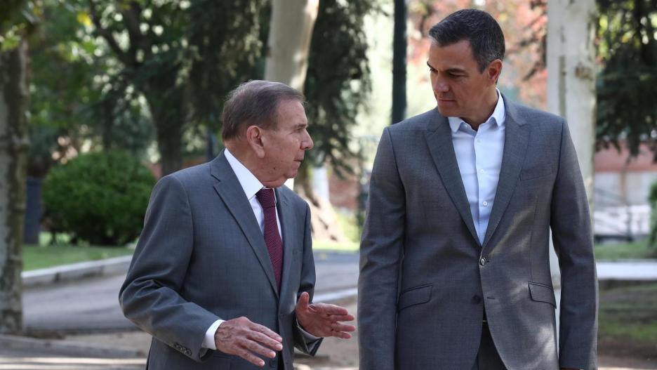 MADRID, 12/09/2024.- El presidente del Gobierno, Pedro Sánchez, conversa con el opositor venezolano Edmundo González (i) en el Palacio de La Moncloa, en Madrid, este jueves. EFE/ Fernando Calvo/Pool Moncloa SOLO USO EDITORIAL/SOLO DISPONIBLE PARA ILUSTRAR LA NOTICIA QUE ACOMPAÑA (CRÉDITO OBLIGATORIO)