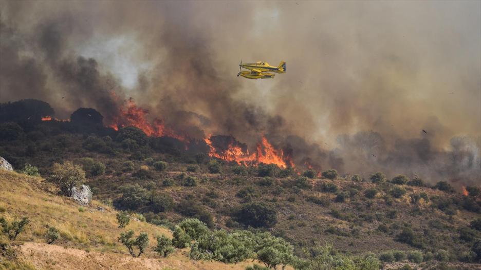 (Foto de ARCHIVO)
Un helicóptero trabaja en la extinción del incendio provocado en Chiloeches, a 19 de julio de 2022, en Chiloeches, Guadalajara, Castilla La Mancha (España). El incendio en Chiloeches ha pasado a ser declarado de nivel 2 por posible afección a bienes de naturaleza no forestal y posible afección por humo a la población. Trabajan para controlarlo 10 medios, de los que dos son aéreos, y 47 personas. El fuego ha sido detectado pasadas las 15:45 horas y está afectando a una superficie agrícola. Hasta el momento han participado en el operativo 14 medios y 67 personas.

RAFAEL MARTÍN / Europa Press
19 JULIO 2022;CHILOECHES;GUADALAJARA;CASTILLA LA MANCHA;INCENDIO
19/7/2022