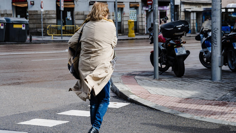 (Foto de ARCHIVO)
Una mujer con el pelo y la chaqueta movidos por el viento, a 2 de noviembre de 2023, en Madrid (España). La Agencia Estatal de Meteorología (AEMET) ha activado la alerta roja en Madrid por fuertes vientos provocados por la borrasca Ciarán. En la mañana de hoy, el 112 de la Comunidad de Madrid ha gestionado más de 350 expedientes por lluvia en toda la región, y los Bomberos de la Comunidad de Madrid han realizado más de 100 intervenciones. El Ayuntamiento de Madrid ha cerrado El Retiro y otros ocho parques de la ciudad ante el peligro que supone el riesgo de caída de ramas e incluso árboles. El viento de la borrasca Ciarán ha derrumbado árboles, algunos cayendo sobre coches, ha causado retrasos en la red de Cercanías por el derrumbe de un árbol sobre una catenaria y ha provocado la cancelación de 18 vuelos en los aeropuertos de Madrid, Bilbao, Asturias, Vigo y A Coruña.

Carlos Luján / Europa Press
02 NOVIEMBRE 2023;BORRASCA;TEMPORAL;LLUVIAS;VIENTO;ROJA;ALERTA;112;EMERGENCIAS;AEMET;BOMBEROS
02/11/2023