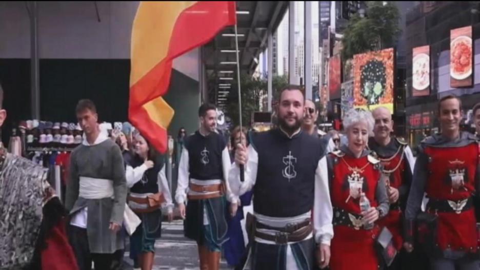 Los Moros y Cristianos de Almansa desfilan por la Quinta Avenida de Nueva York.