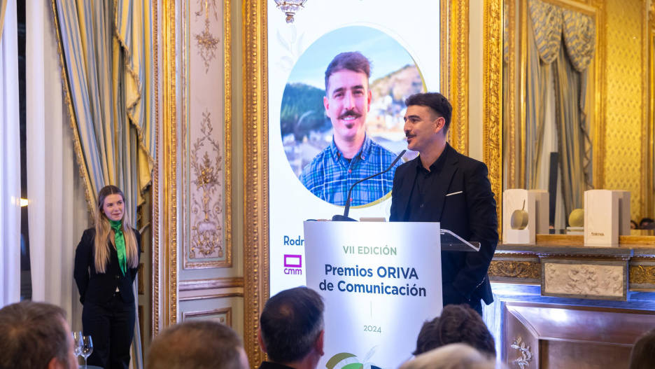 El periodista de CMM Rodrigo Muñoz Beltrán en el momento de recoger el Premio Oriva al Mejor Trabajo Audiovisual por su reportaje sobre la historia, el consumo y la influencia del aceite de orujo de oliva