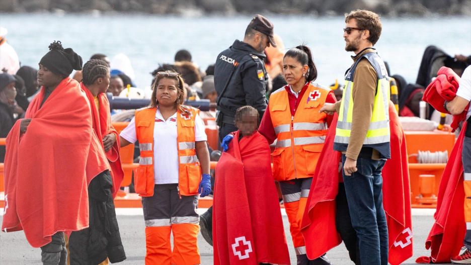 (Foto de ARCHIVO)
Varios servicios de emergencia atienden a migrantes recién rescatados de un cayuco, en Puerto Naos, a 4 de enero de 2025, en Arrecife, Lanzarote, Canarias (España). Salvamento Marítimo ha rescatado en la mañana de este sábado en aguas de Marruecos a alrededor de 110 personas, entre las cuales hay 23 mujeres y seis o siete menores, que viajaban a bordo de dos pateras con destino a Canarias.
Europa Press Canarias / Europa Press
04 ENERO 2025;MIGRANTES;CAYUCO;PATERA;SALVAMENTO MARÍTIMO;CRUZ ROJA;INMIGRACIÓN;CANARIAS;;PIXELADA
04/1/2025