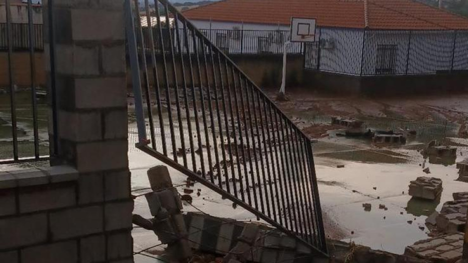 Una tormenta derriba parte del muro del colegio de Saceruela (Ciudad Real)