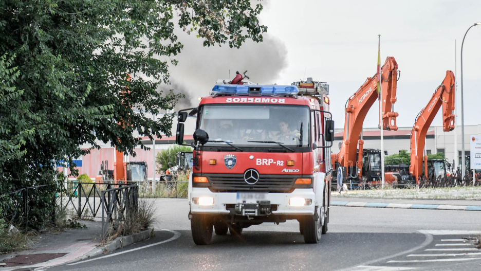 Bomberos trabajan en el incendio de una empresa de baterías de litio y de pilas en Azuqueca de Henares