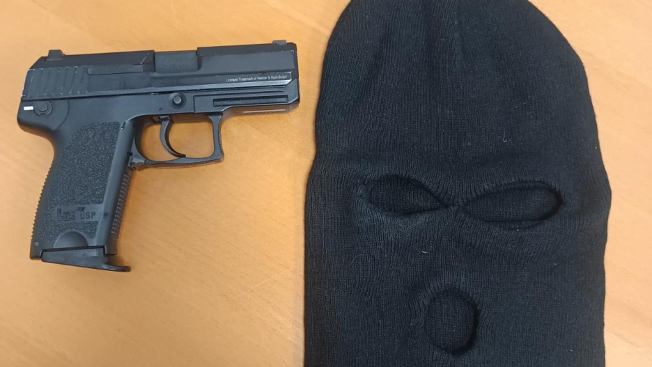 El detenido llevaba pasamontañas y una pistola simulada.