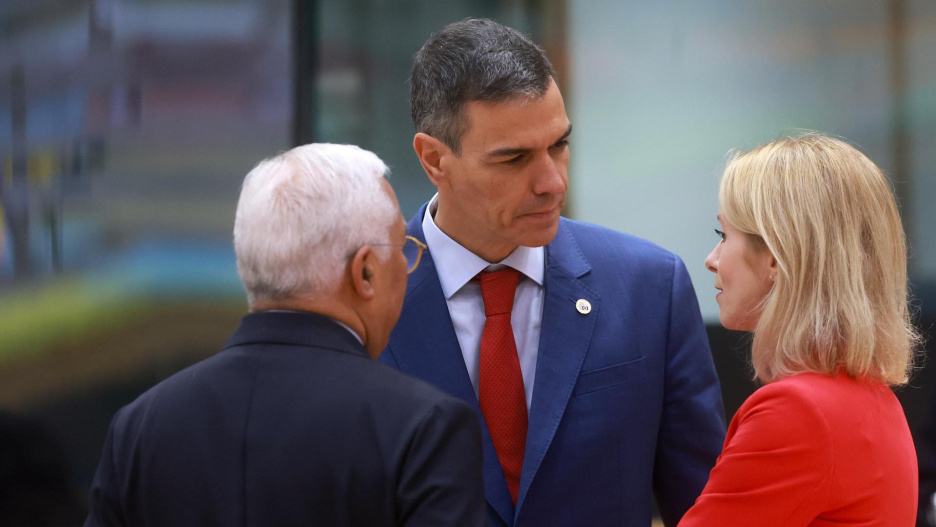 FOTODELDÍA BRUSELAS (Bélgica), 23/10/2025.- Kaja Kallas, Alta Representante de la Unión para Asuntos Exteriores y Política de Seguridad, el presidente del Gobierno español, Pedro Sánchez, y Antonio Costa, presidente del Consejo Europeo, hablan antes del inicio de la Cumbre del Euro en Bruselas, Bélgica, este jueves. Los líderes de la UE se reúnen en Bruselas para debatir la situación en Ucrania, la defensa europea, la evolución de la situación en Oriente Medio, la competitividad, la vivienda y la migración. EFE/ Olivier Hoslet