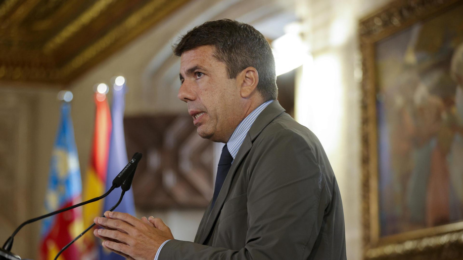 GRAFCVA109. VALENCIA, 28/10/2025.- El president de la Generalitat, Carlos Mazón, durante el acto de la firma del convenio entre la Generalitat, la Diputación de Valencia y la Federación Valenciana de Municipios y Provincias (FVMP) para agilizar la puesta en marcha de medidas del Plan 'Endavant' para la recuperación de la Comunitat Valenciana tras la dana del 29 de octubre de 2024 que dejó 229 víctimas mortales y miles de damnificados. EFE/Manuel Bruque