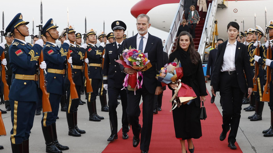 PEKÍN (CHINA), 11/11/2025.- El rey Felipe VI y la reina Letizia a su llegada este martes al Aeropuerto Internacional de Pekín, China en el marco de la visita oficial de los reyes de España al país. EFE/ Chema Moya