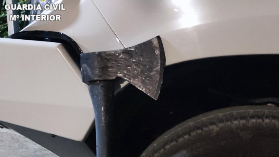 El hacha con que atacó a los agentes el detenido.