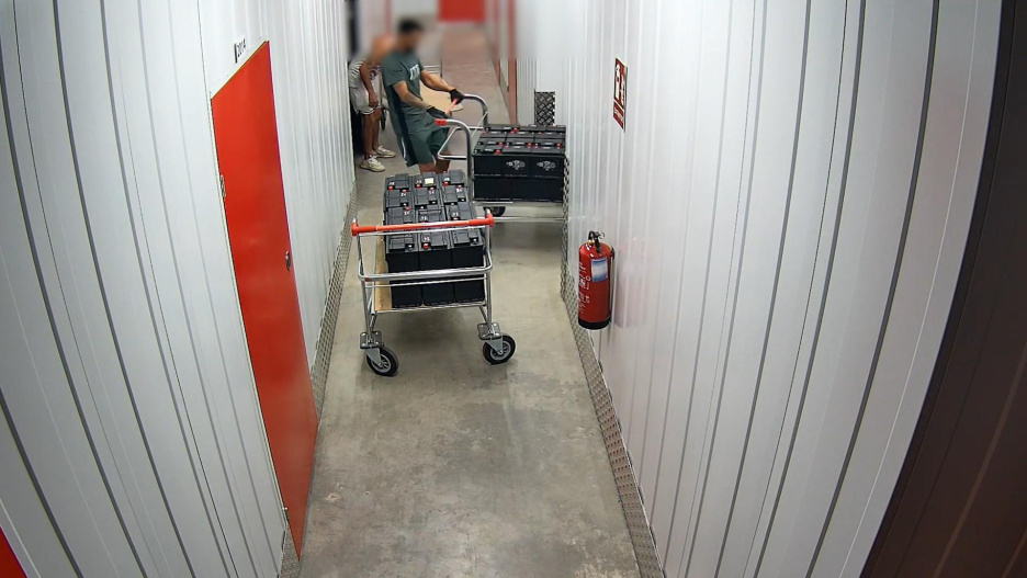 Los detenidos fueron grabados sustrayendo la mercancía de los camiones.