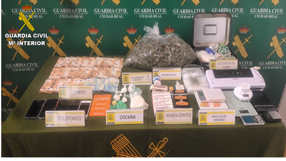 La Guardia Civil, en el marco de la operación 'Jomovi', ha desarticulado una organización criminal que operaba en varias localidades de la provincia de Ciudad Real por delitos de pertenencia a organización criminal, tráfico de drogas y blanqueo de capitales.