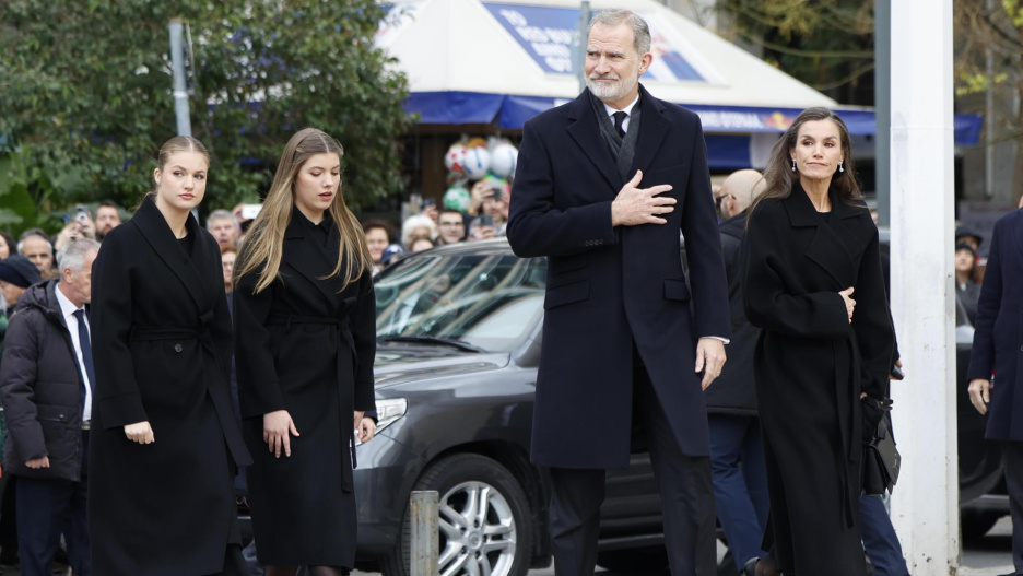 El rey Felipe VI (c), la reina Letizia (d), la princesa LEonor (i) y la infanta Sofía (23d) asisten a la misa por la princesa Irene de Grecia en la Catedral de Atenas, este lunes. La princesa Irene de Grecia será enterrada este lunes en el cementerio de Tatoi de Atenas tras el funeral que se celebrará en la Catedral Metropolitana al que asistirán la familia real española y otros representantes de monarquías europeas. EFE/ Mariscal
