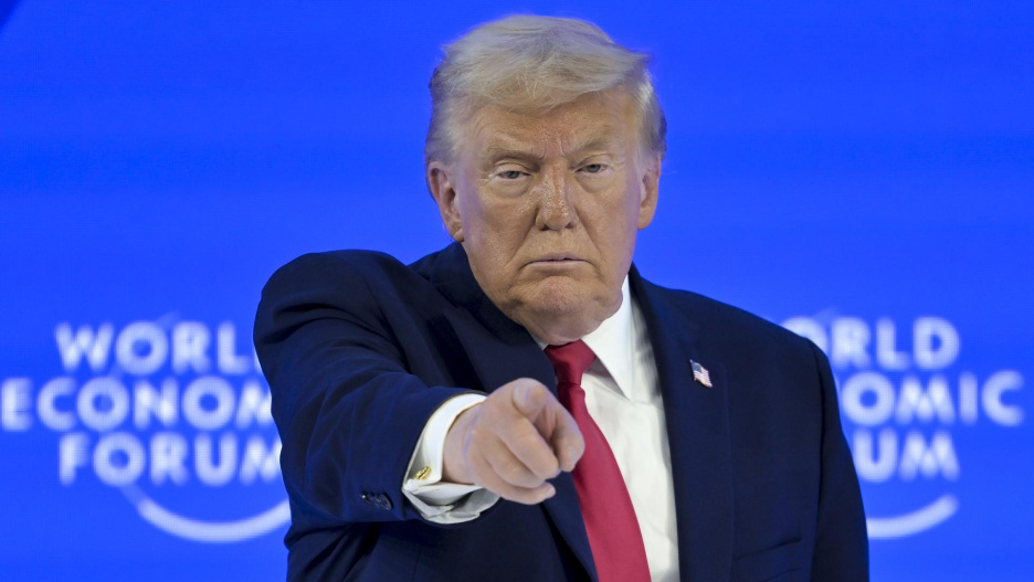 Davos (Switzerland), 21/01/2026.- US President Donald Trump gestures after his special address at the 56th annual meeting of the World Economic Forum (WEF) in Davos, Switzerland, 21 January 2026. The 2026 summit, running from 19 to 23 January and held under the theme 'A Spirit of Dialogue,' brings together global political leaders, corporate executives, and scientists to address international challenges. (Suiza) EFE/EPA/GIAN EHRENZELLER