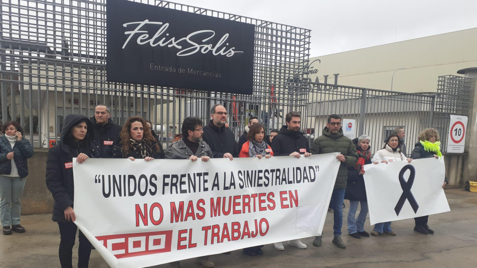 Concentración de Comisiones Obreras frente a las puertas de las bodegas Félix Soliss.